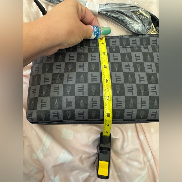 London Fog crossbody purse with matching wallet - Picture 3 of 6